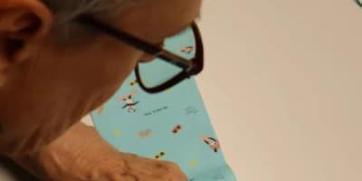 Fotografia del taller de cosim pel núvol de lletres.